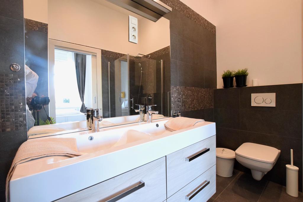Luxury Apartment By Hi5 - Kiraly Street Suite บูดาเปสต์ ภายนอก รูปภาพ