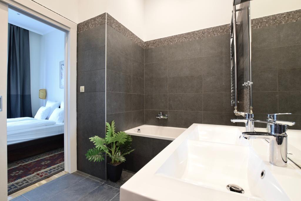 Luxury Apartment By Hi5 - Kiraly Street Suite บูดาเปสต์ ภายนอก รูปภาพ